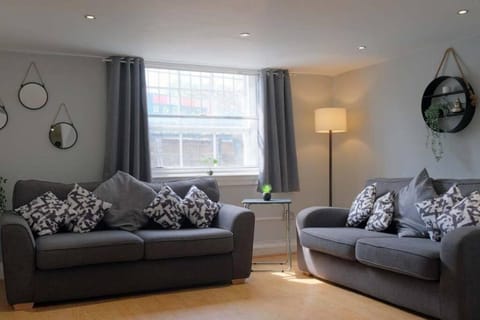 Seymour Townhouse by Serviced Living Liverpool Apartment in Liverpool