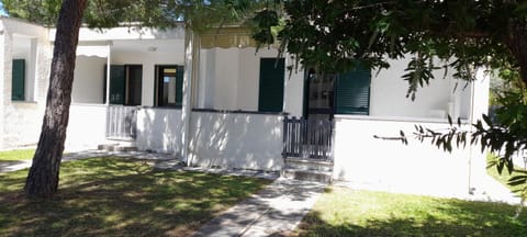 Property building, Patio, Natural landscape, Photo of the whole room, Garden view, Garden view