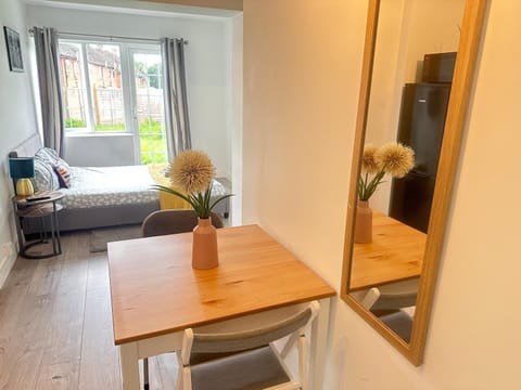 Flat 04 Studio flat close to Aylesbury town and Station Free Parking Apartamento in Aylesbury