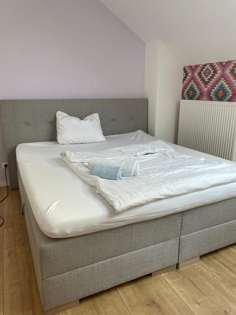 Im Herzen des Ruhrpotts Willkommen, good wlan, Netflix, FreeParking, 4Rooms, 100m2 Apartment in Oberhausen