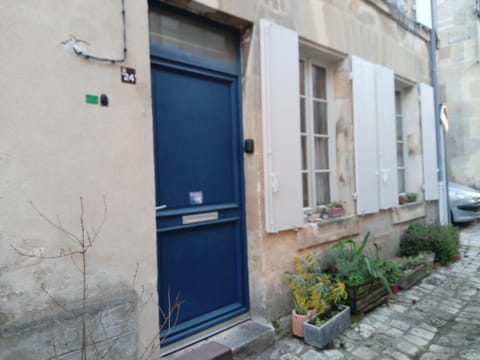 Property building, Day, Neighbourhood, Street view, Parking