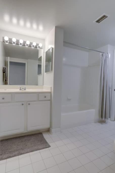 Sensational 1 Bedroom Condo At Ballston place With Gym Condo in Arlington