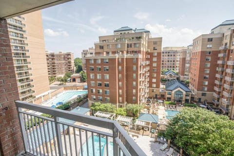 Balcony/Terrace, City view, Pool view