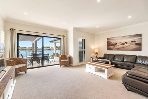 Nirvana Waters - Waterfront with Pool House in Yamba