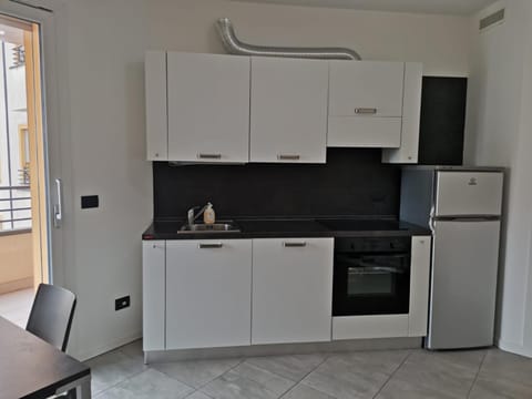 Kitchen or kitchenette, dishwasher, oven