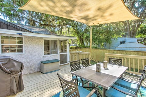 St Simons Cottage with Grill about 2 Mi to Beach! House in Saint Simons Island