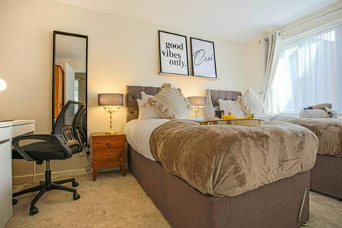 Lowndes House - Close to City Centre - Garden, Free Parking and Smart TV by Yoko Property House in Aylesbury Vale
