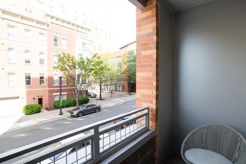 Stylish Condo at Clarendon with Rooftop Views Apartment in Arlington