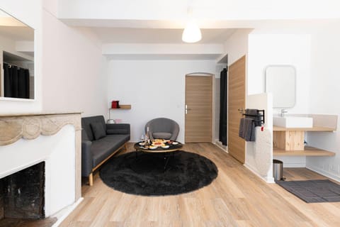 Shower, Bathroom, Living room, Food and drinks, oven