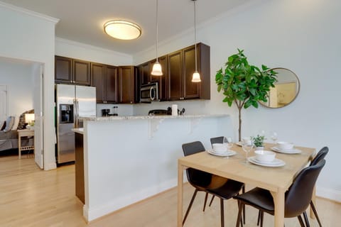 Kitchen or kitchenette, Dining area