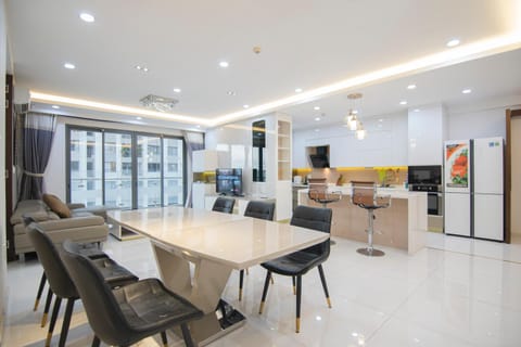 Luxury Gold Apartment 86 -Rooftop Pool Central City Condo in Ho Chi Minh City