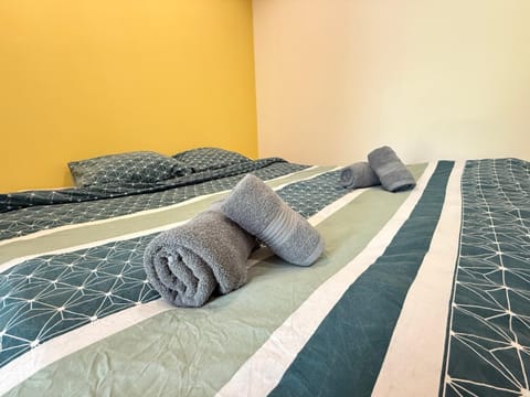 Bed, towels