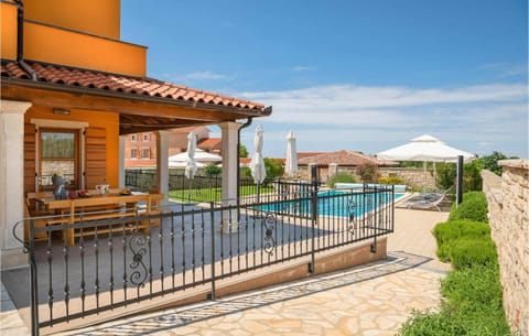Stunning Home In Hr-52215 Vodnjan With Heated Swimming Pool House in Peroj