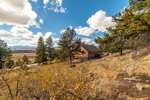 Relax and Unwind with Breathtaking Panoramic Views - Red Hill House House in Park County