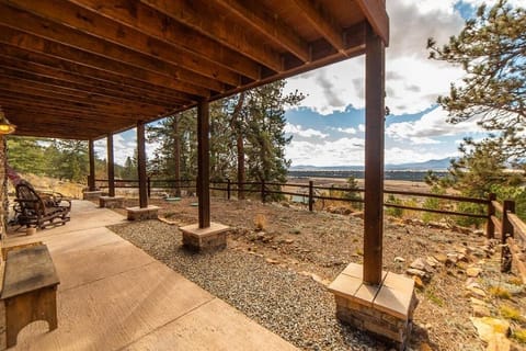 Relax and Unwind with Breathtaking Panoramic Views - Red Hill House House in Park County