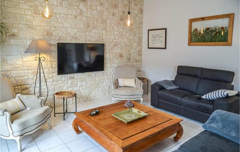3 Bedroom Stunning Home In Colombiers House in Béziers