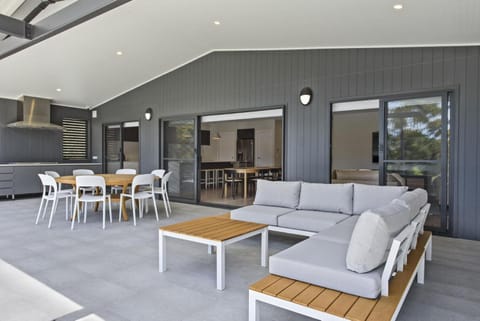 The Lookout - Belle Escapes Jervis Bay House in Vincentia