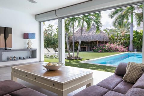 Stylish 4 Bedroom Modern Villa Design, Walking Distance From The Beach Villa in Jan Thiel