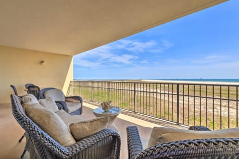 Family Condo Resort Pool Access and Ocean View Apartment in Dauphin Island