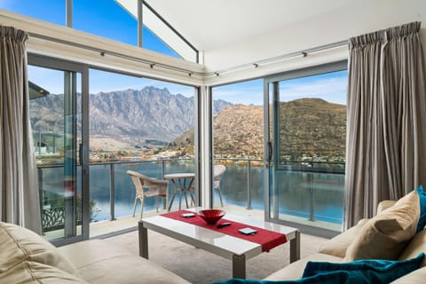 Lakeview Retreat - Queenstown Holiday Home House in Queenstown