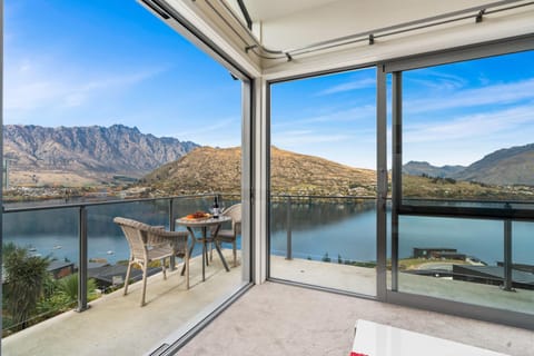 Lakeview Retreat - Queenstown Holiday Home House in Queenstown