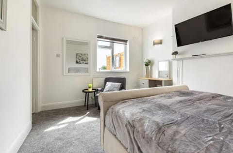 Luxury 3-Bed Apartment Near To London With Parking Condo in Romford