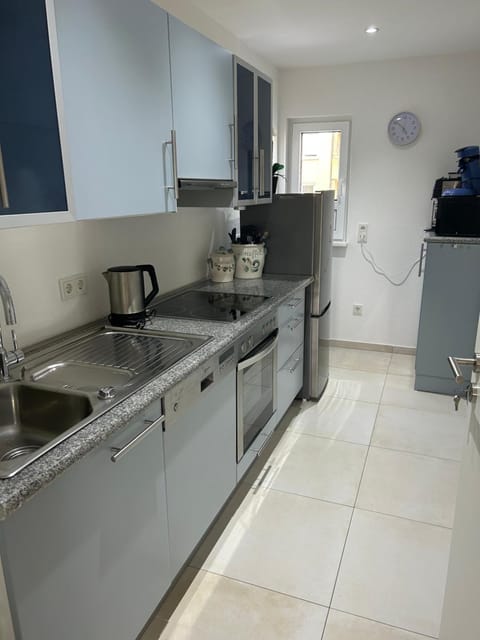 Kitchen or kitchenette, dishwasher, minibar, stove