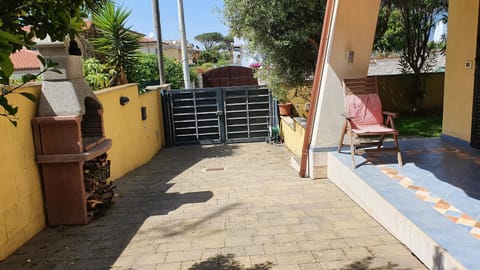 Villino moderno con giardino a 90 metri dal mare Villa in Anzio