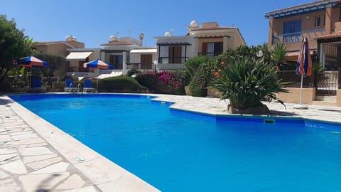 Luxury house with stunning garden and huge swimming pool next to CORAL BAY Haus in Peyia