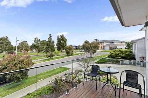 Balcony/Terrace, Garden view, Street view