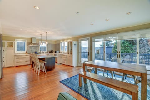 "The Fremont Lookout" with Deck & Gourmet Kitchen! apts Appartement in Fremont