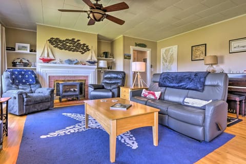 Nautical Lubec Cottage with Fire Pit and Grill! Haus in Lubec