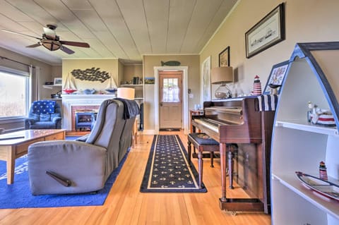 Nautical Lubec Cottage with Fire Pit and Grill! Haus in Lubec