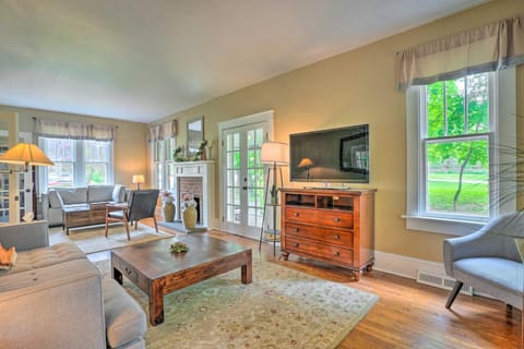 Elegant Charles Town Home Grill, Walk Dtwn! Casa in Charles Town