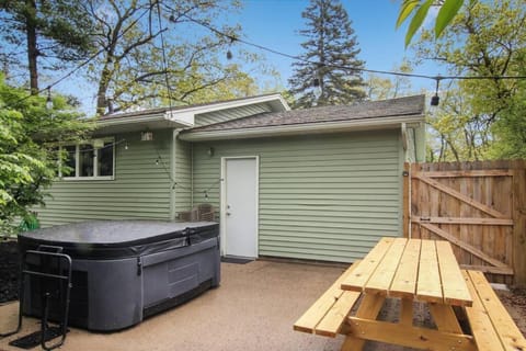 3 min to Beach, Game Room, Hot tub & Firepit Condominio in Traverse City