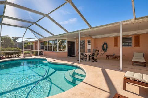 Private Pool Home Located off Sarasota Bay Boat Dock Access home Haus in Cortez