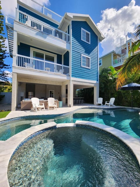 7 Bedroom Private Pool Spa Home Walking distance to Beach home House in Bradenton Beach