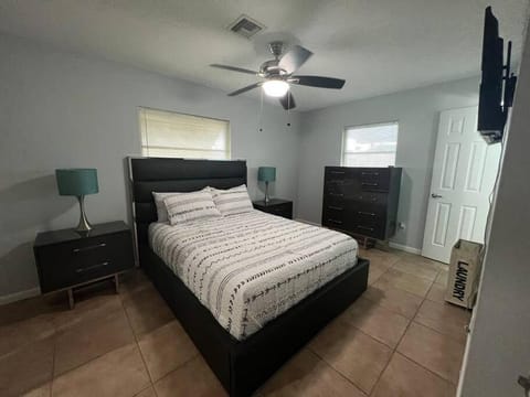 Charming Two-Bedroom Home Quiet and Cozy . House in Lehigh Acres
