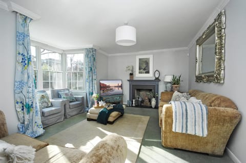 Montpellier House, Centrally Located, Large Garden House in Henley-on-Thames