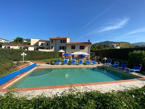 Villa con piscina tra Versilia e Cinque Terre Chalet in Carrara