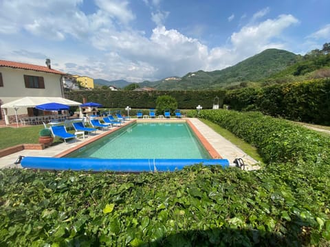 Villa con piscina tra Versilia e Cinque Terre Villa in Carrara