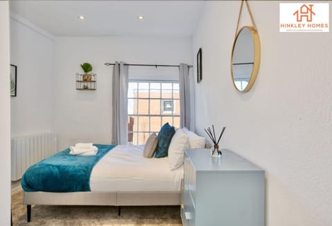 The Highstreet Retreat - Luxurious, Central & Spacious! By Hinkley Homes Short Lets & Serviced Accommodation Condo in Bridgwater