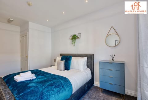 The Highstreet Retreat - Luxurious, Central & Spacious! By Hinkley Homes Short Lets & Serviced Accommodation Condo in Bridgwater