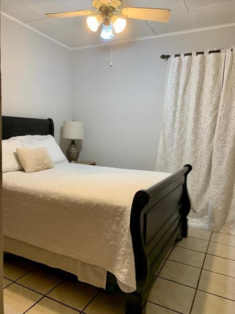 Room near Airport/ Cerca del Aeropuerto Urlaubsunterkunft in Alajuela