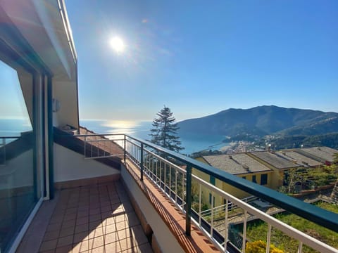 Balcony/Terrace, Mountain view