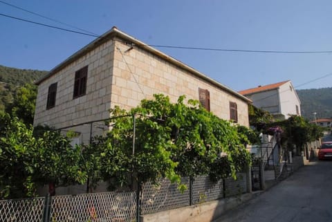 Property building, Neighbourhood