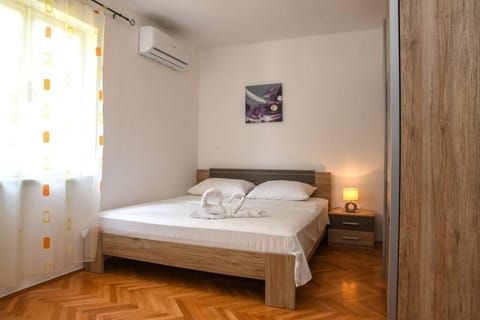 Bed, Photo of the whole room, Bedroom, air conditioner