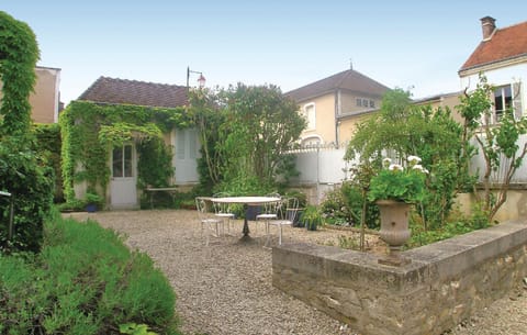 3 Bedroom Lovely Home In Chablis Casa in Chablis