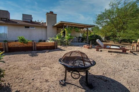 Great Vibe House + Hot Tub, Minutes to JTree Park House in Twentynine Palms