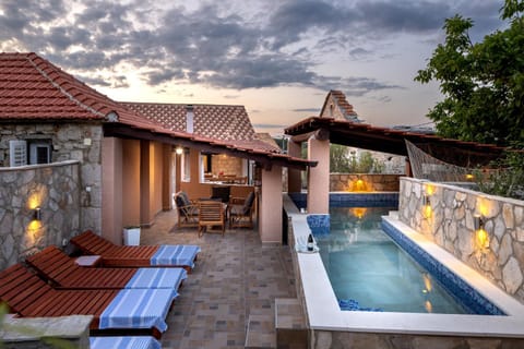 Property building, Balcony/Terrace, Pool view